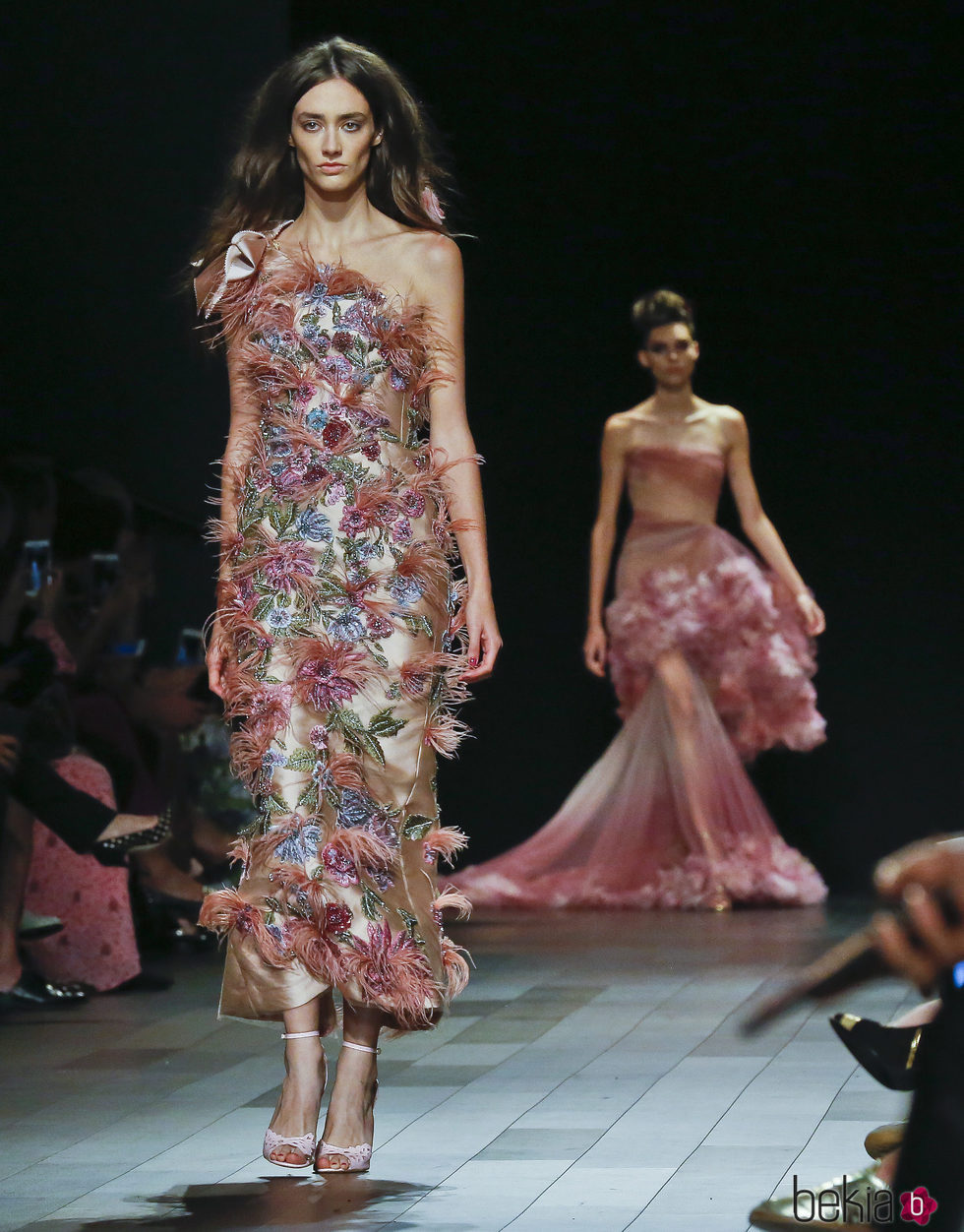 Vestido multicolor de Marchesa primavera/verano 2018 en la New York Fashion Week
