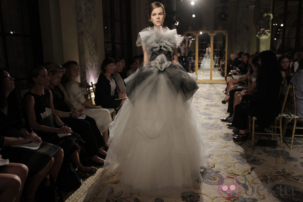 Diseño con falda de tul de Marchesa, colección primavera de 2012